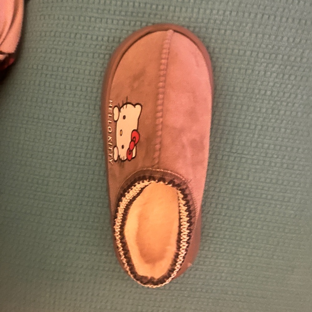 Warm & Cozy Hello Kitty Gray Slippers - Picture 5 of 7